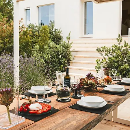 Lecce Sleeps 6 Pool Air Con Wifi Vila
