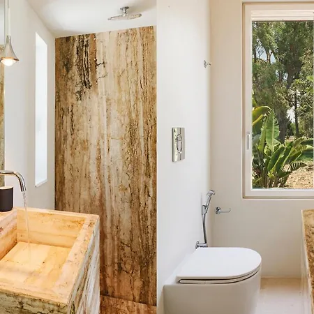 Lecce Sleeps 6 Pool Air Con Wifi
